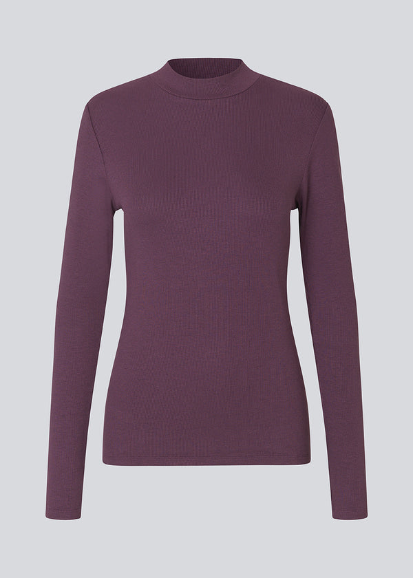 Long sleeved t-shirt with a high neck. Krown LS t-neck is in a ribbed quality and has a tight fit. The t-neck is in a nice EcoVero viscose quality.