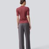 Short-sleeved t-shirt with a high neck. Krown t-shirt is in a nice rib quality and has a tight fit.