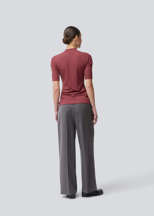 Short-sleeved t-shirt with a high neck. Krown t-shirt is in a nice rib quality and has a tight fit.
