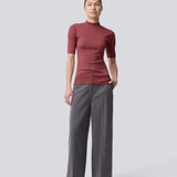 Short-sleeved t-shirt with a high neck. Krown t-shirt is in a nice rib quality and has a tight fit.