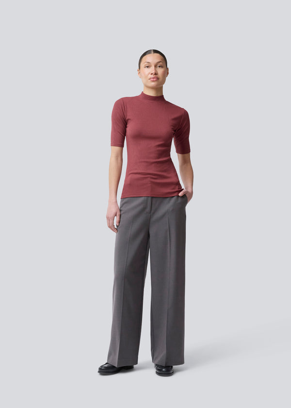 Short-sleeved t-shirt with a high neck. Krown t-shirt is in a nice rib quality and has a tight fit.