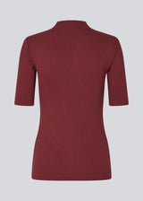 Short-sleeved t-shirt with a high neck. Krown t-shirt is in a nice rib quality and has a tight fit.