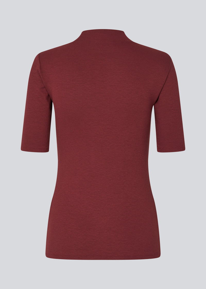 Short-sleeved t-shirt with a high neck. Krown t-shirt is in a nice rib quality and has a tight fit.