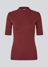 Short-sleeved t-shirt with a high neck. Krown t-shirt is in a nice rib quality and has a tight fit.