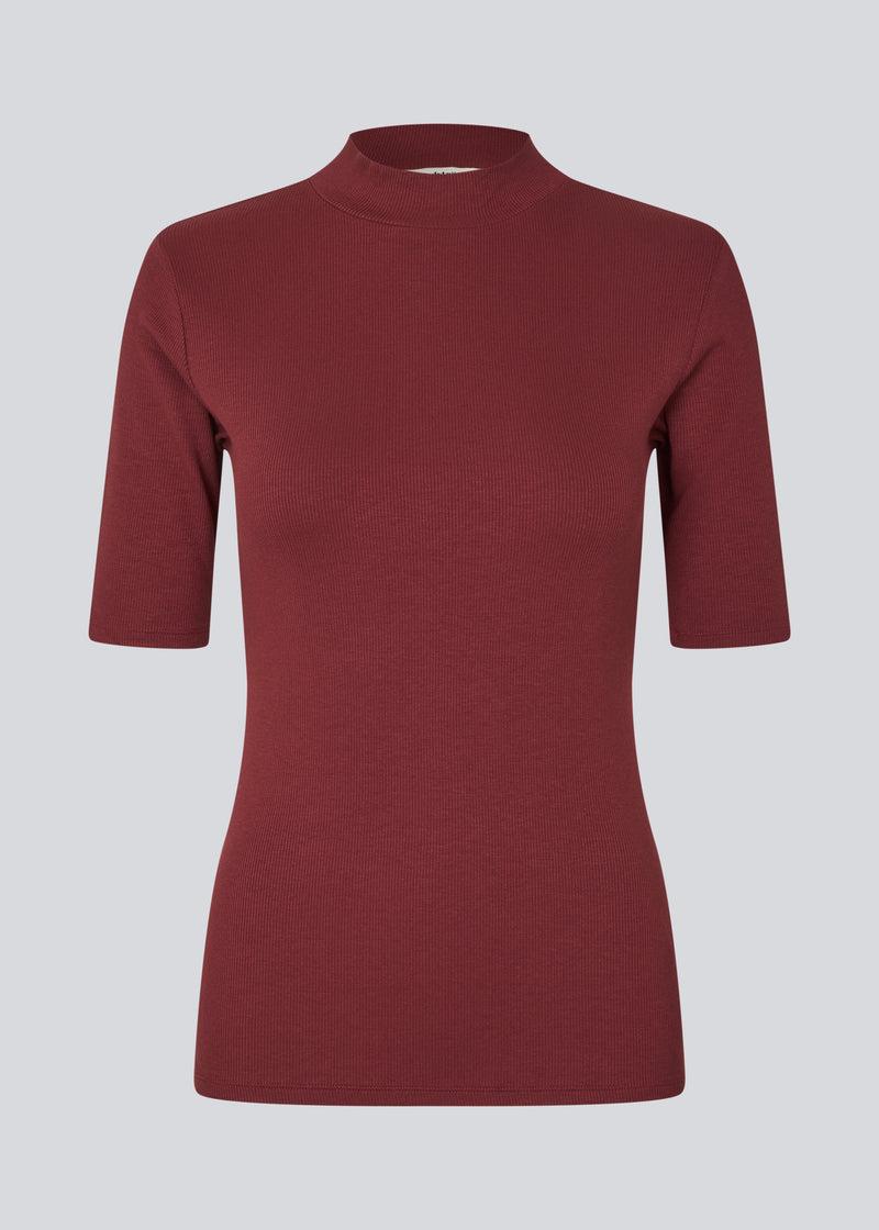 Short-sleeved t-shirt with a high neck. Krown t-shirt is in a nice rib quality and has a tight fit.