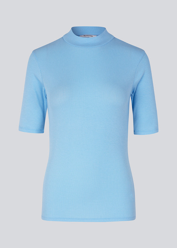 Short-sleeved t-shirt in baby blue with a high neck. Krown t-shirt is in a nice rib quality and has a tight fit.