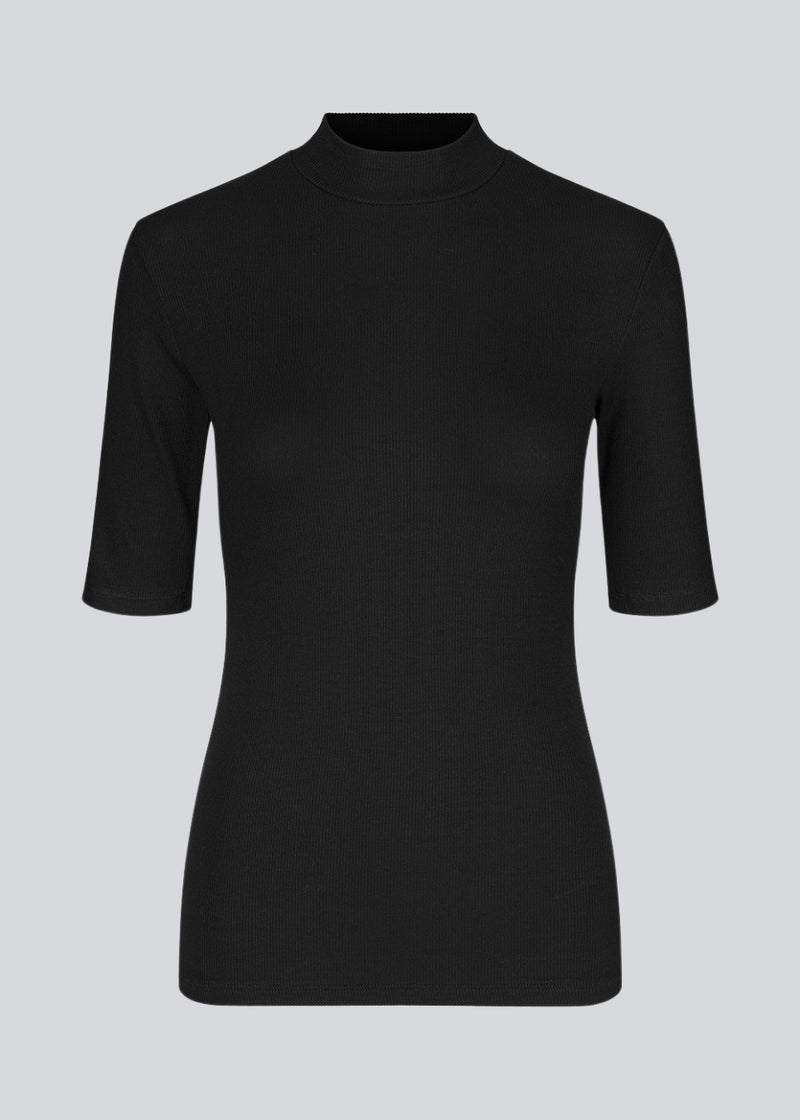Short-sleeved black t-shirt with a high neck. Krown t-shirt is of a nice rib quality and has a tight fit. A must-have basic style in your wardrobe. 