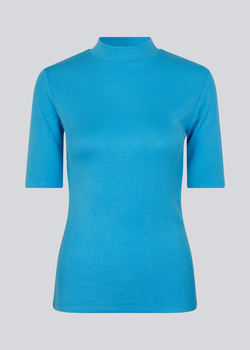 Short-sleeved t-shirt in blue with a high neck. Krown t-shirt is of a nice rib quality and has a tight fit.