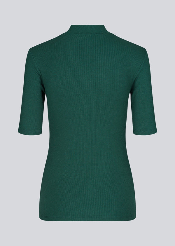 Short-sleeved t-shirt with a high neck. Krown t-shirt in the popular colour Bottle Green is in a nice rib quality and has a tight fit.
