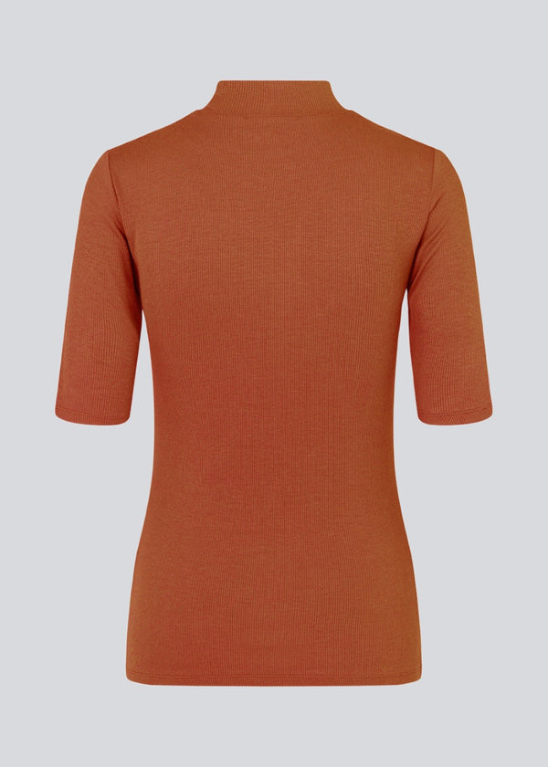 Short-sleeved t-shirt in dark red/brown with a high neck. Krown t-shirt is in a nice rib quality and has a tight fit.