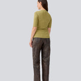 Short-sleeved green t-shirt with a high neck. Krown t-shirt is in a nice rib quality and has a tight fit.