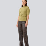 Short-sleeved green t-shirt with a high neck. Krown t-shirt is in a nice rib quality and has a tight fit.