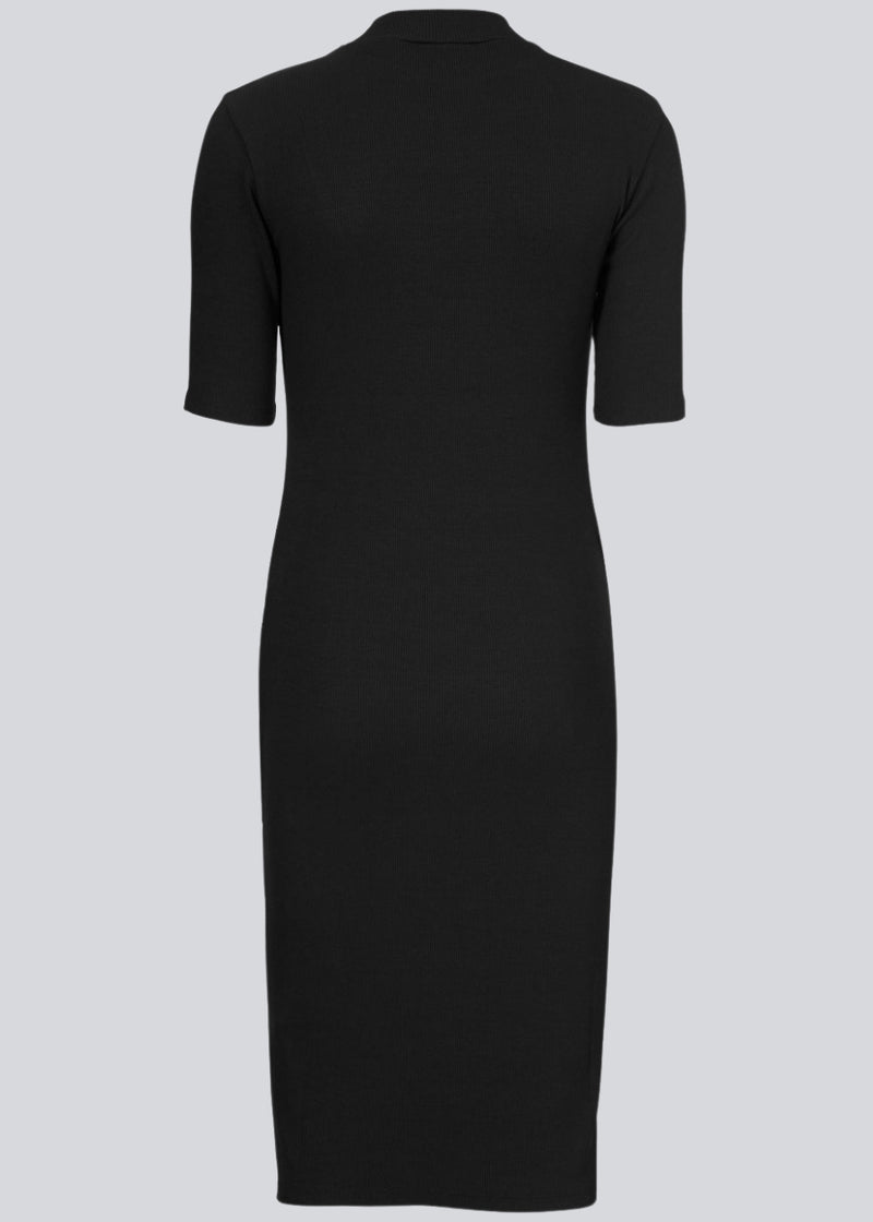 Short-sleeved black dress with a high neck. Krown t-shirt dress is of a nice rib quality and has a tight fit. Krown t-shirt dress in Black is a must-have basic style in your wardrobe and a responsible choice.