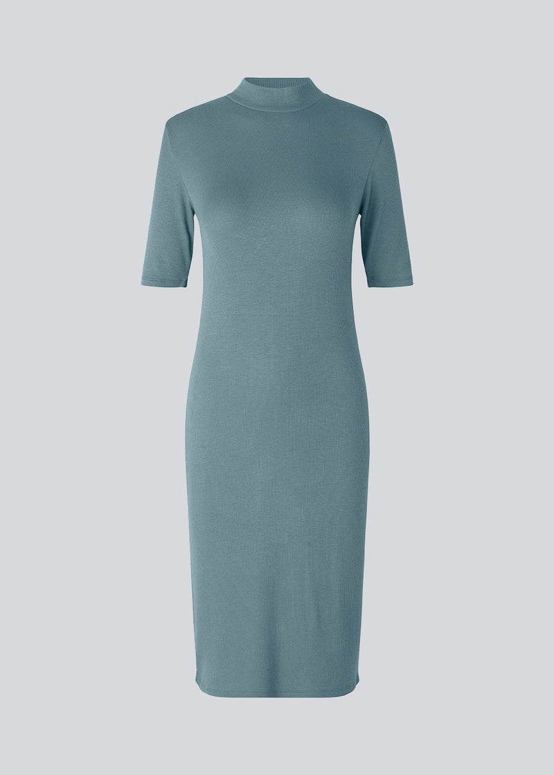 Short-sleeved dress in green like blue with a high neck. Krown t-shirt dress is in a nice rib quality and has a tight fit.