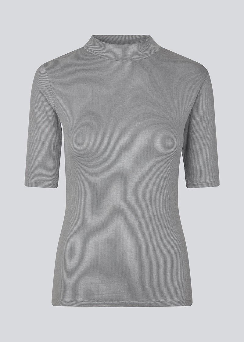 Short-sleeved grey t-shirt with a high neck. Krown t-shirt is in a nice rib quality and has a tight fit.