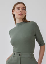 Short-sleeved in a soft green t-shirt with a high neck. Krown t-shirt is of a nice rib quality and has a tight fit.