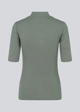 Short-sleeved t-shirt with a high neck. Krown t-shirt is in a nice rib quality and has a tight fit.