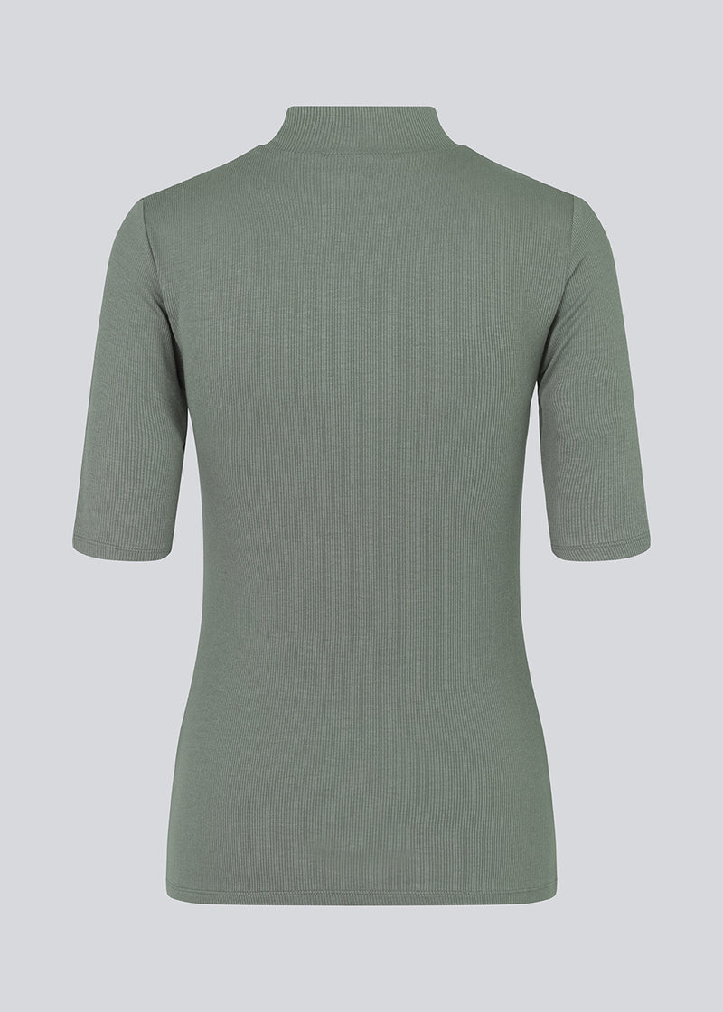 Short-sleeved t-shirt with a high neck. Krown t-shirt is in a nice rib quality and has a tight fit.