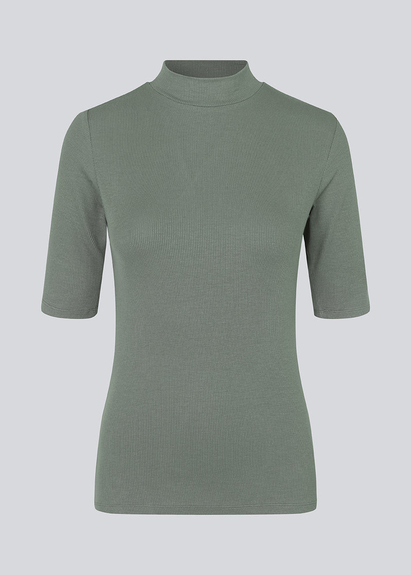 Short-sleeved t-shirt with a high neck. Krown t-shirt is in a nice rib quality and has a tight fit.