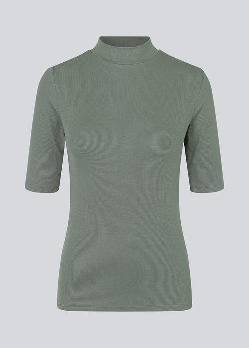 Short-sleeved t-shirt with a high neck. Krown t-shirt is in a nice rib quality and has a tight fit.