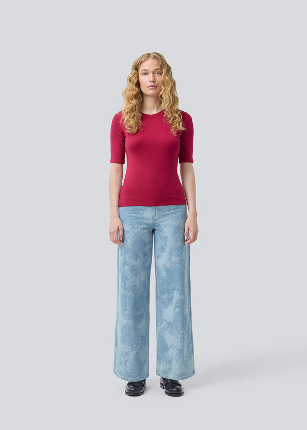Short-sleeved t-shirt in a rib material. KrownMD o-neck t-shirt has a tight fit and a round neck. The model is 175 cm and wears a size s/36.