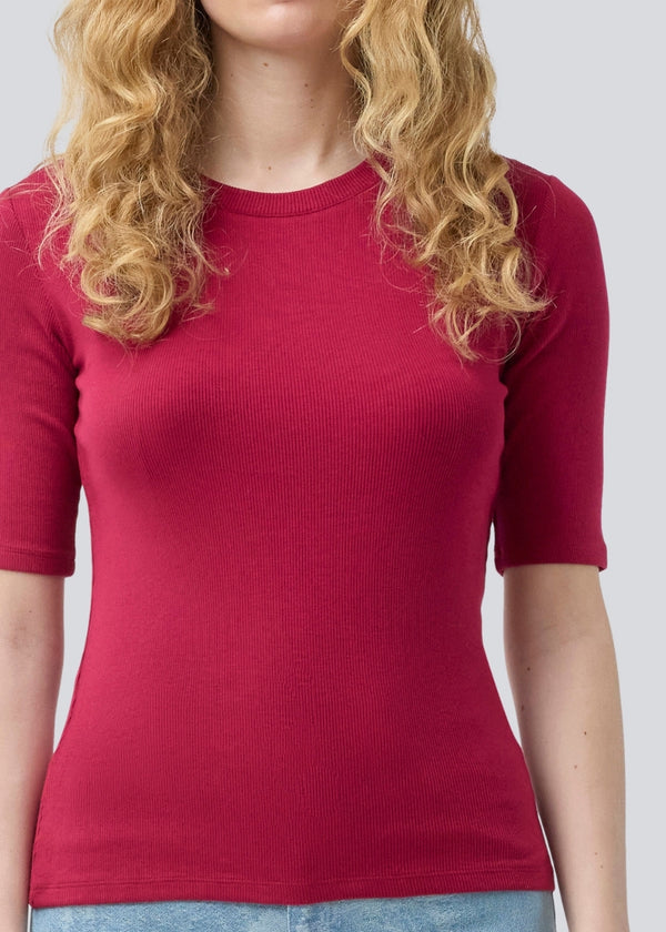 Short-sleeved t-shirt in a rib material. KrownMD o-neck t-shirt has a tight fit and a round neck. The model is 175 cm and wears a size s/36.
