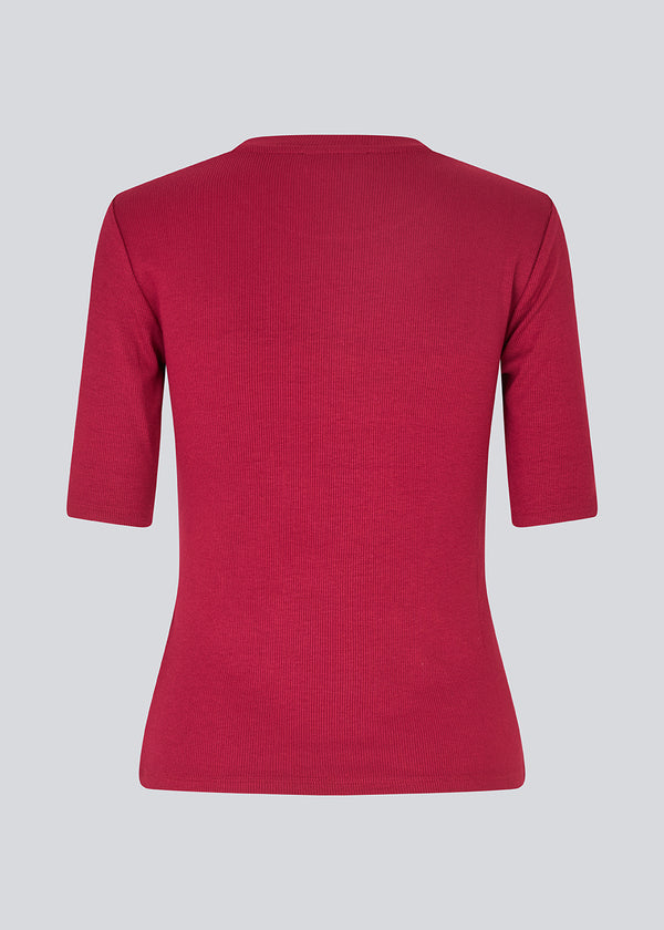 Short-sleeved t-shirt in a rib material. KrownMD o-neck t-shirt has a tight fit and a round neck. The model is 175 cm and wears a size s/36.