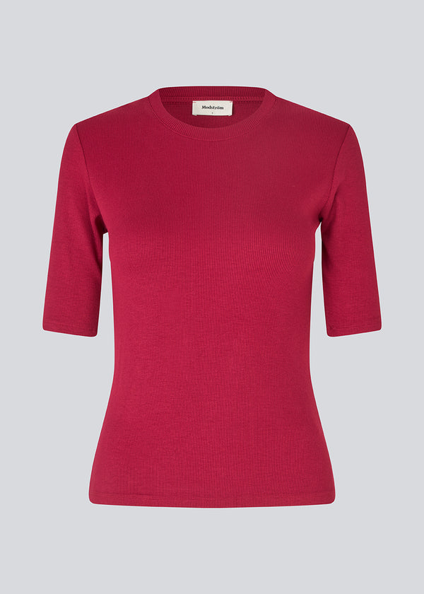 Short-sleeved t-shirt in a rib material. KrownMD o-neck t-shirt has a tight fit and a round neck. The model is 175 cm and wears a size s/36.