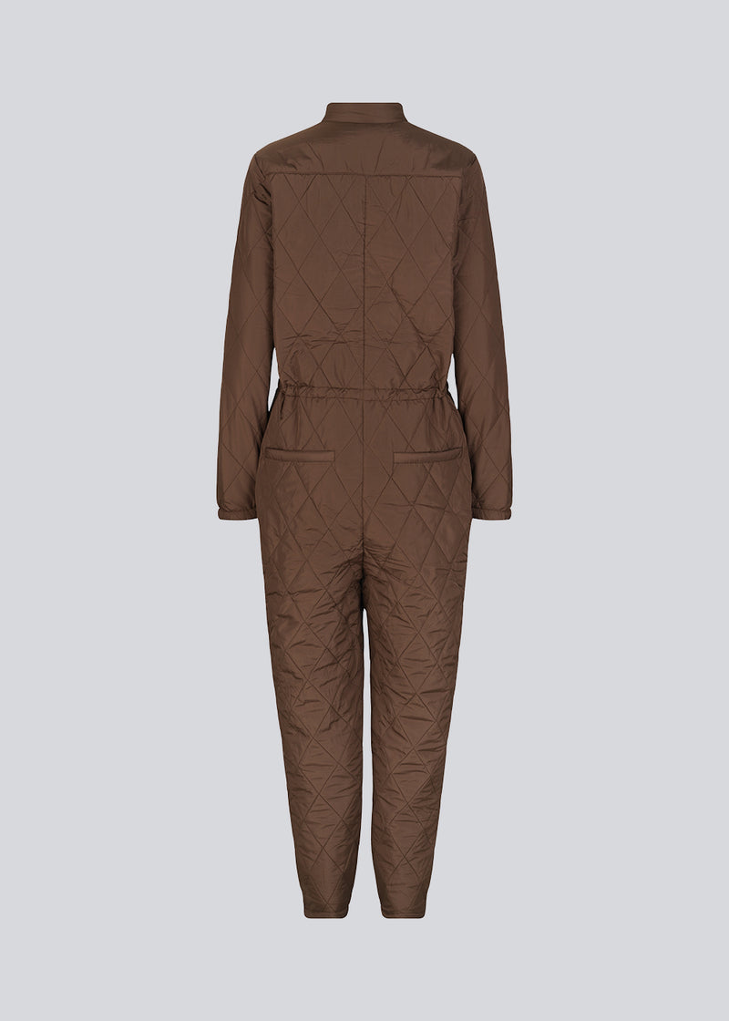 Cool, quilted jumpsuit in brown. Krystal padded jumpsuit has a visible zipper at the front and elastic in the waist, which gives a feminine look. The jumpsuit has polyester padding and is therefore a perfect match for the mild winters.