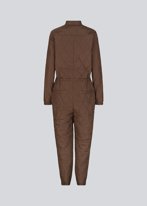 Cool, quilted jumpsuit in brown. Krystal padded jumpsuit has a visible zipper at the front and elastic in the waist, which gives a feminine look. The jumpsuit has polyester padding and is therefore a perfect match for the mild winters.