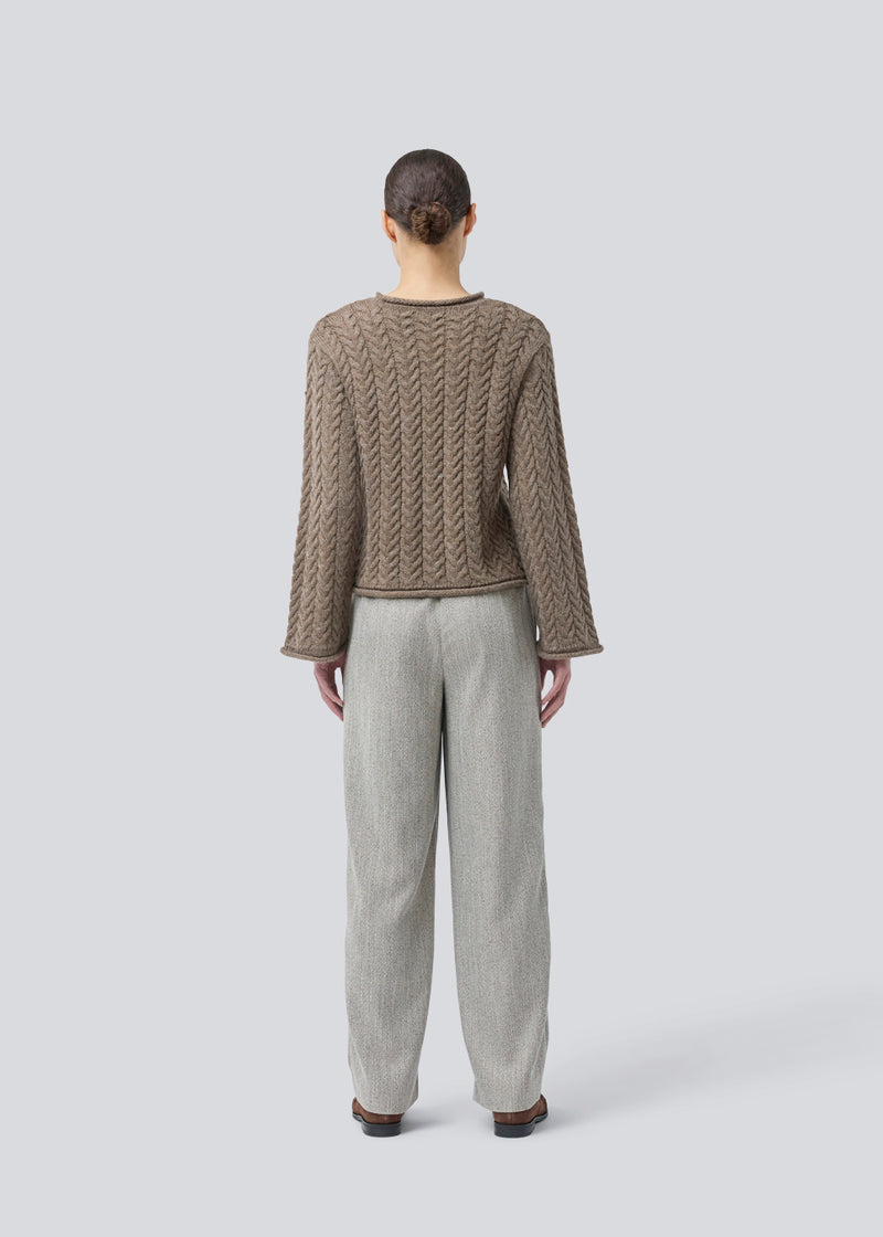 Loose knit with wide sleeves in cable knit. KurtisMD round neckline and rolled edges.