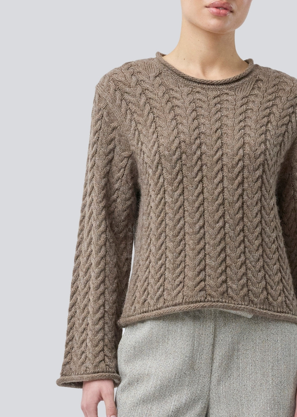 Loose knit with wide sleeves in cable knit. KurtisMD round neckline and rolled edges.