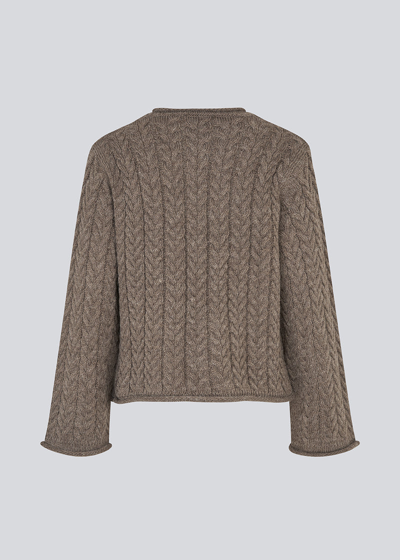 Loose knit with wide sleeves in cable knit. KurtisMD round neckline and rolled edges.