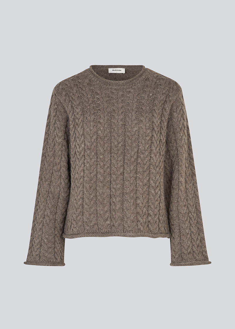 Loose knit with wide sleeves in cable knit. KurtisMD round neckline and rolled edges.