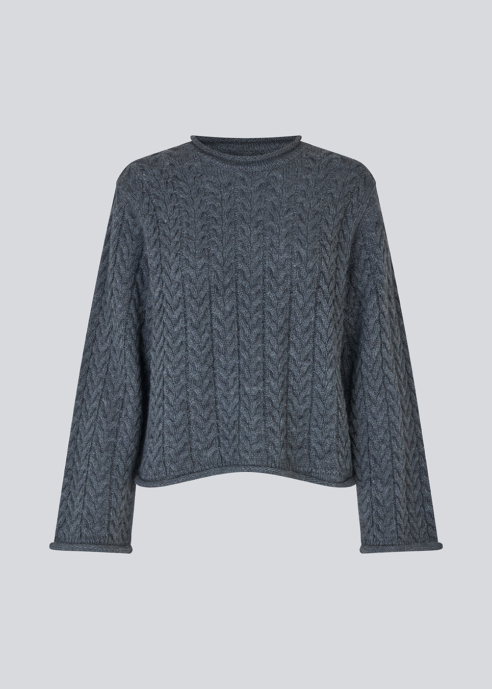 Loose knit with wide sleeves in cable knit. KurtisMD round neckline and rolled edges.