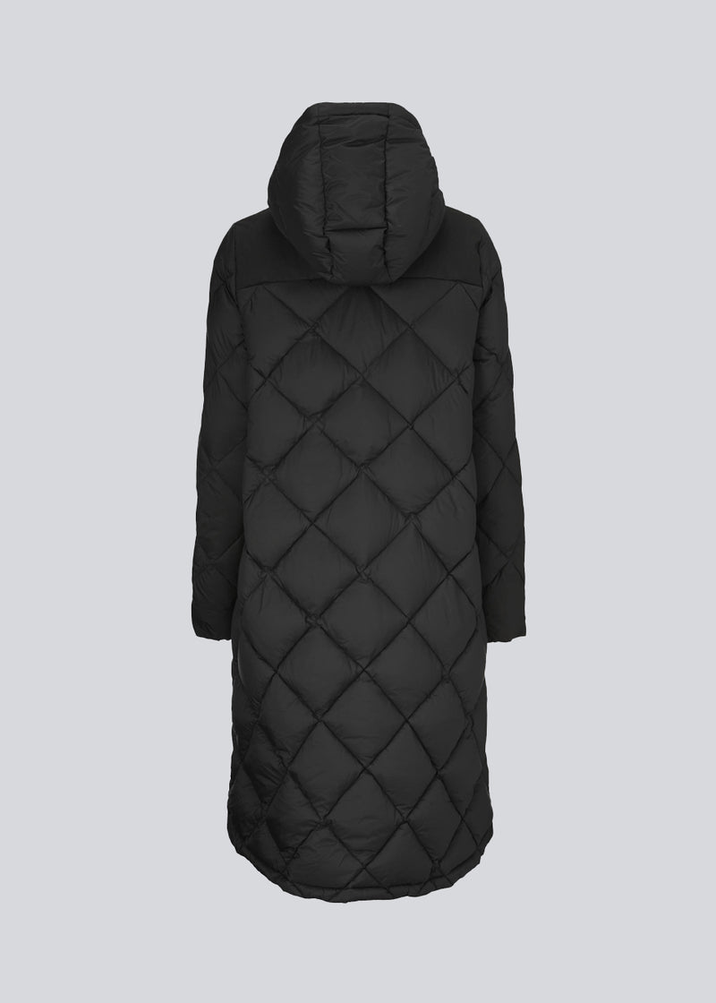Smart down coat in black in a diamond quilt. The coat has a hood with adjustable strings and two zipped pockets. Kyra coat has a down filling, which gives outstanding insulation from the cold - even on the coldest days. Keep you warm down to -15 degrees. It’s water repellant, wind resistant.