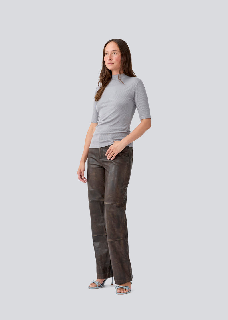 Loose pants in lamp leather with a vintage-inspired look LananMD pants have a medium-high waist, zipper, and lining. The model is 177 cm and wears a size S/36.