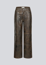 Loose pants in lamp leather with a vintage-inspired look LananMD pants have a medium-high waist, zipper, and lining. The model is 177 cm and wears a size S/36.