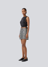 Short silver skirt in sequence jersey. LaraMD skirt has an invisible zipper in the side and is fully linned.