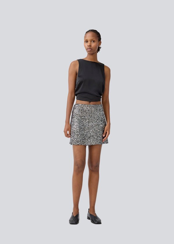 Short silver skirt in sequence jersey. LaraMD skirt has an invisible zipper in the side and is fully linned.