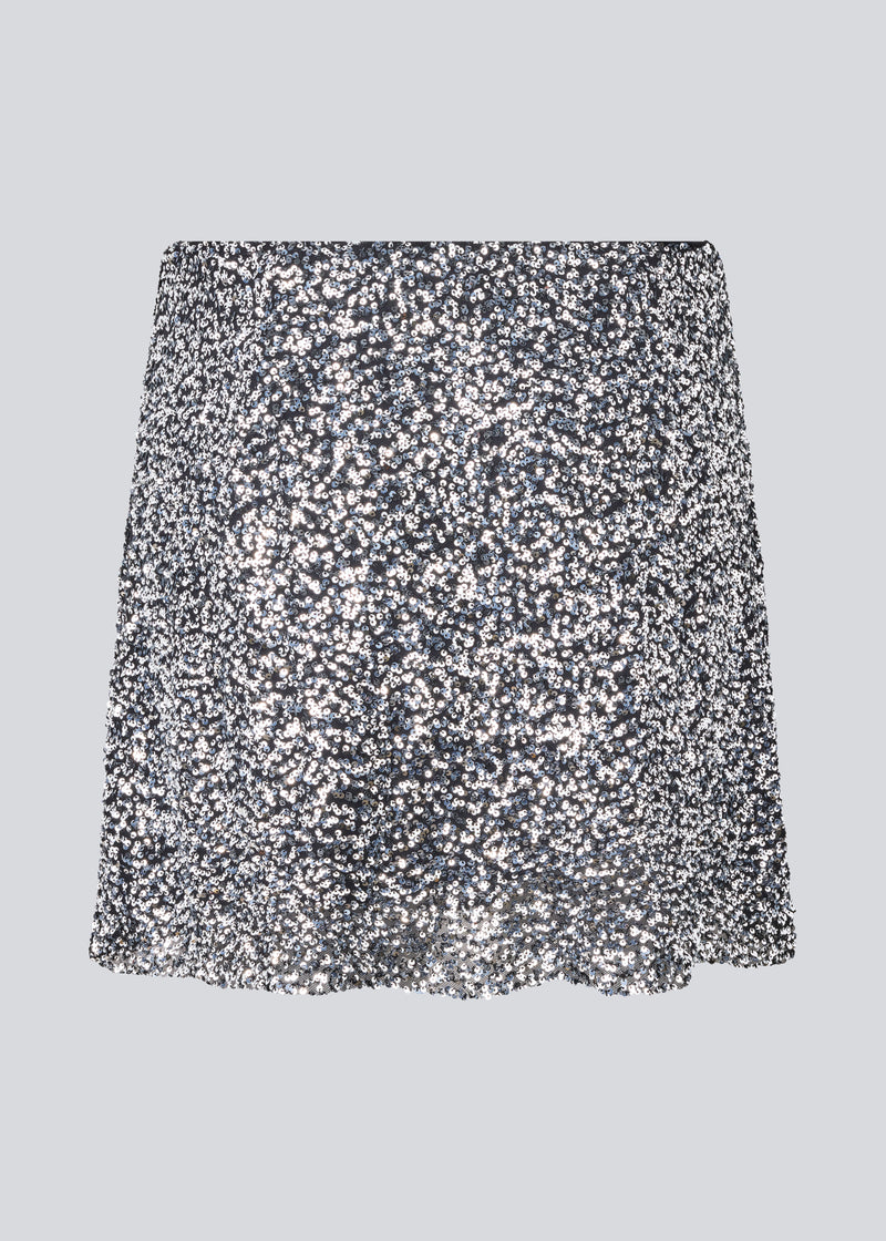 Short silver skirt in sequence jersey. LaraMD skirt has an invisible zipper in the side and is fully linned.