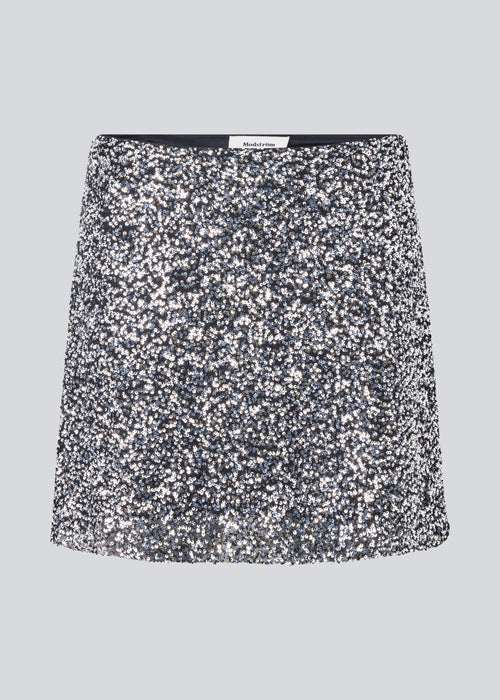 Short silver skirt in sequence jersey. LaraMD skirt has an invisible zipper in the side and is fully linned.