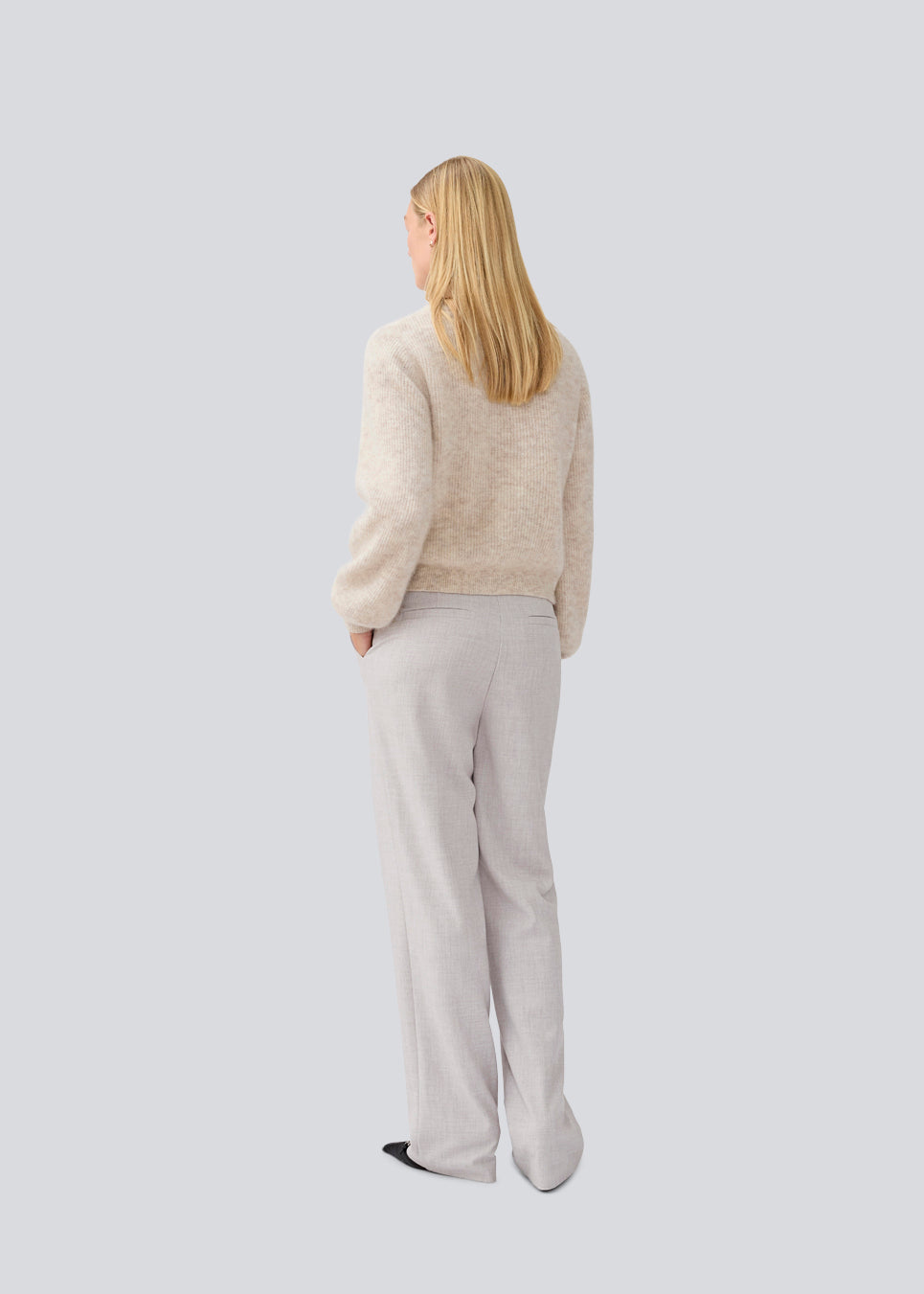 Soft beige cardigan in knit. LenniMD cardigan has a button closure in front and loose sleeves with rib.