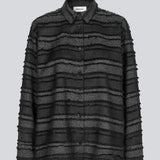 Black shirt in fringed polyester. LiljaMD shirt has a cuf with buttonclusre, a classic shirtcollar and a button closure in front.