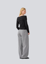 Off shoulder top in an elastic material. LillianMD off shoulder top is fitted and has long slim sleeves. The model is 177 cm and wears a size S/36.