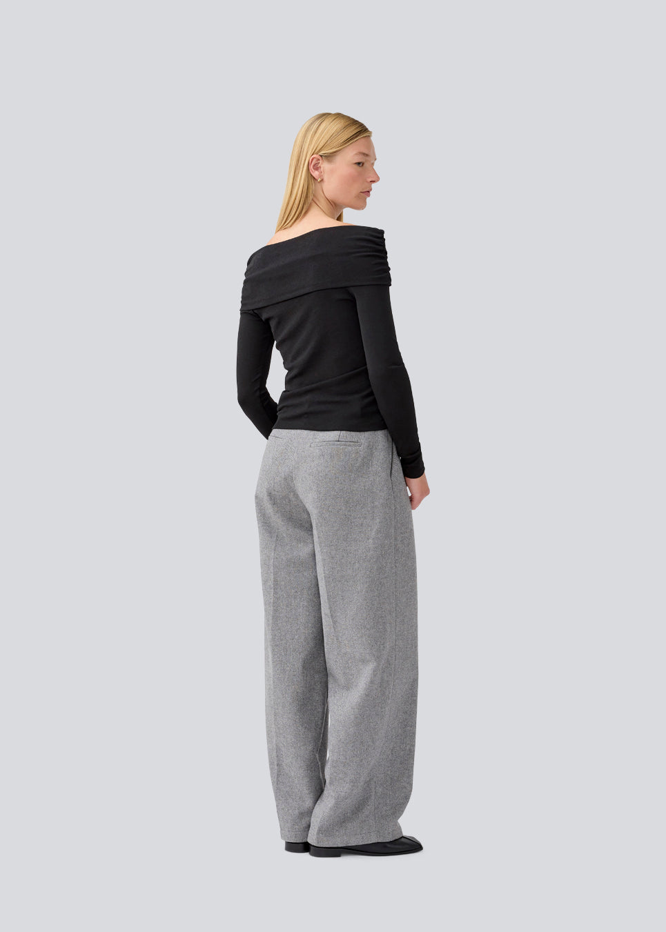 Off shoulder top in an elastic material. LillianMD off shoulder top is fitted and has long slim sleeves. The model is 177 cm and wears a size S/36.