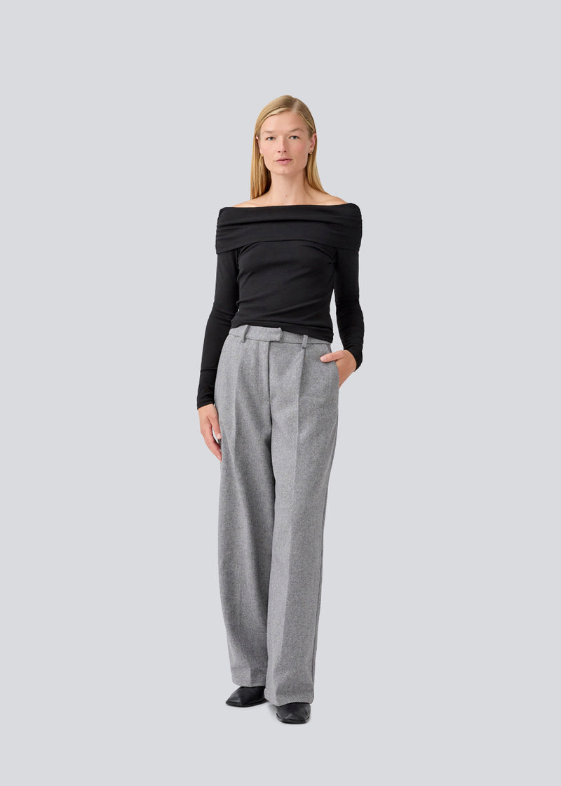Off shoulder top in an elastic material. LillianMD off shoulder top is fitted and has long slim sleeves. The model is 177 cm and wears a size S/36.
