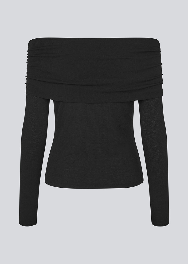 Off shoulder top in an elastic material. LillianMD off shoulder top is fitted and has long slim sleeves. The model is 177 cm and wears a size S/36.