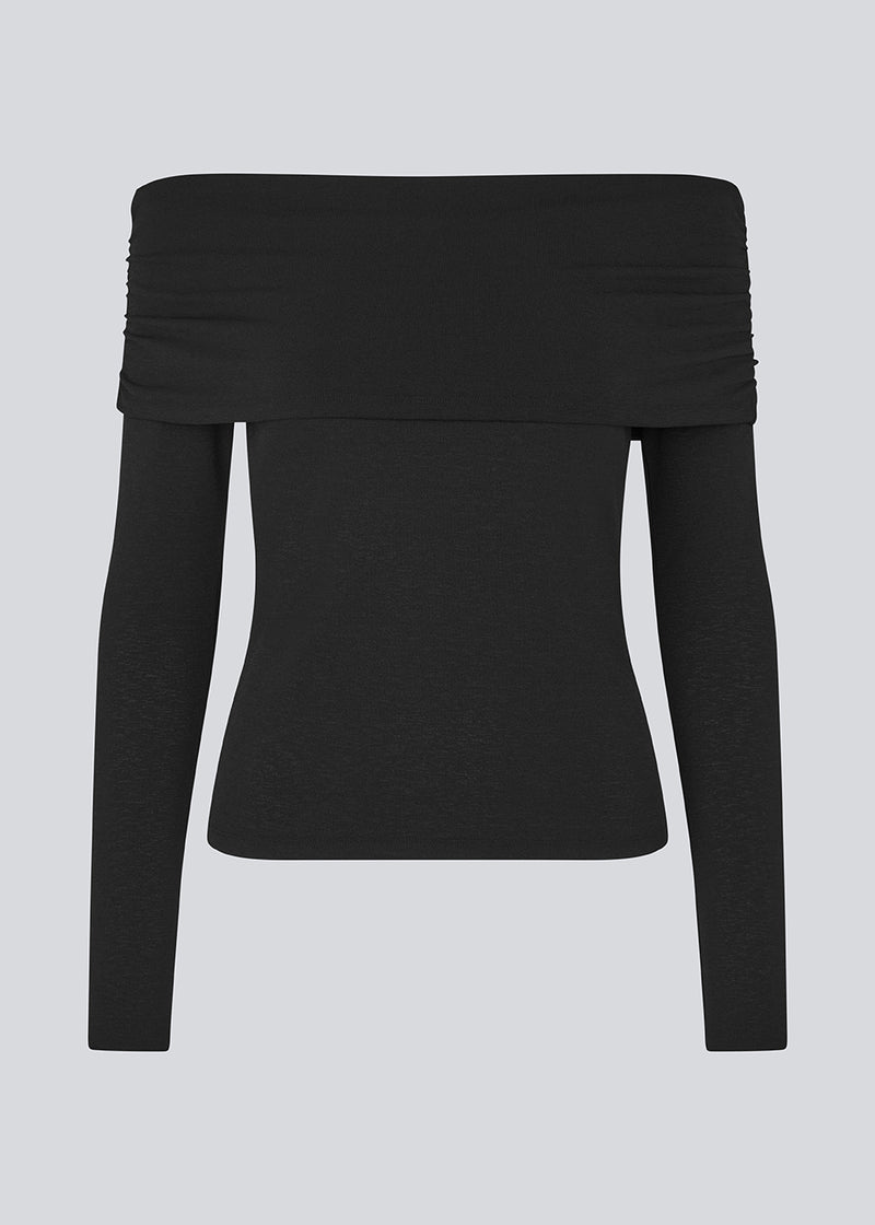 Off shoulder top in an elastic material. LillianMD off shoulder top is fitted and has long slim sleeves. The model is 177 cm and wears a size S/36.