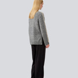 Soft knit in dark grey with beige stitching details on the sleeves. LineMD o-neck is made in plain jersey knit, has a round neck and loose fit. The model is 177 cm and wears a size S/36.